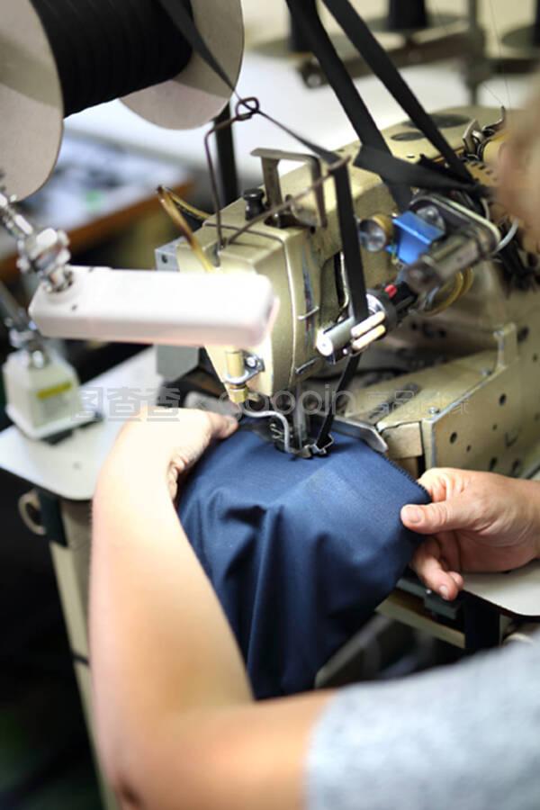 服装生产,在机器上缝纫