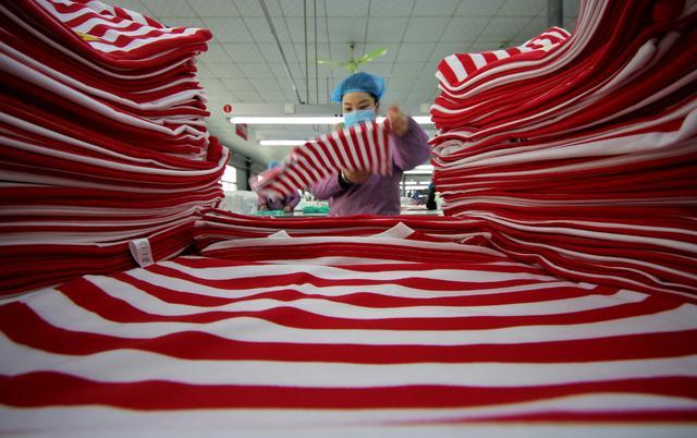 山东省枣庄超越针织制衣有限公司的女职工在车间生产出口服装产品